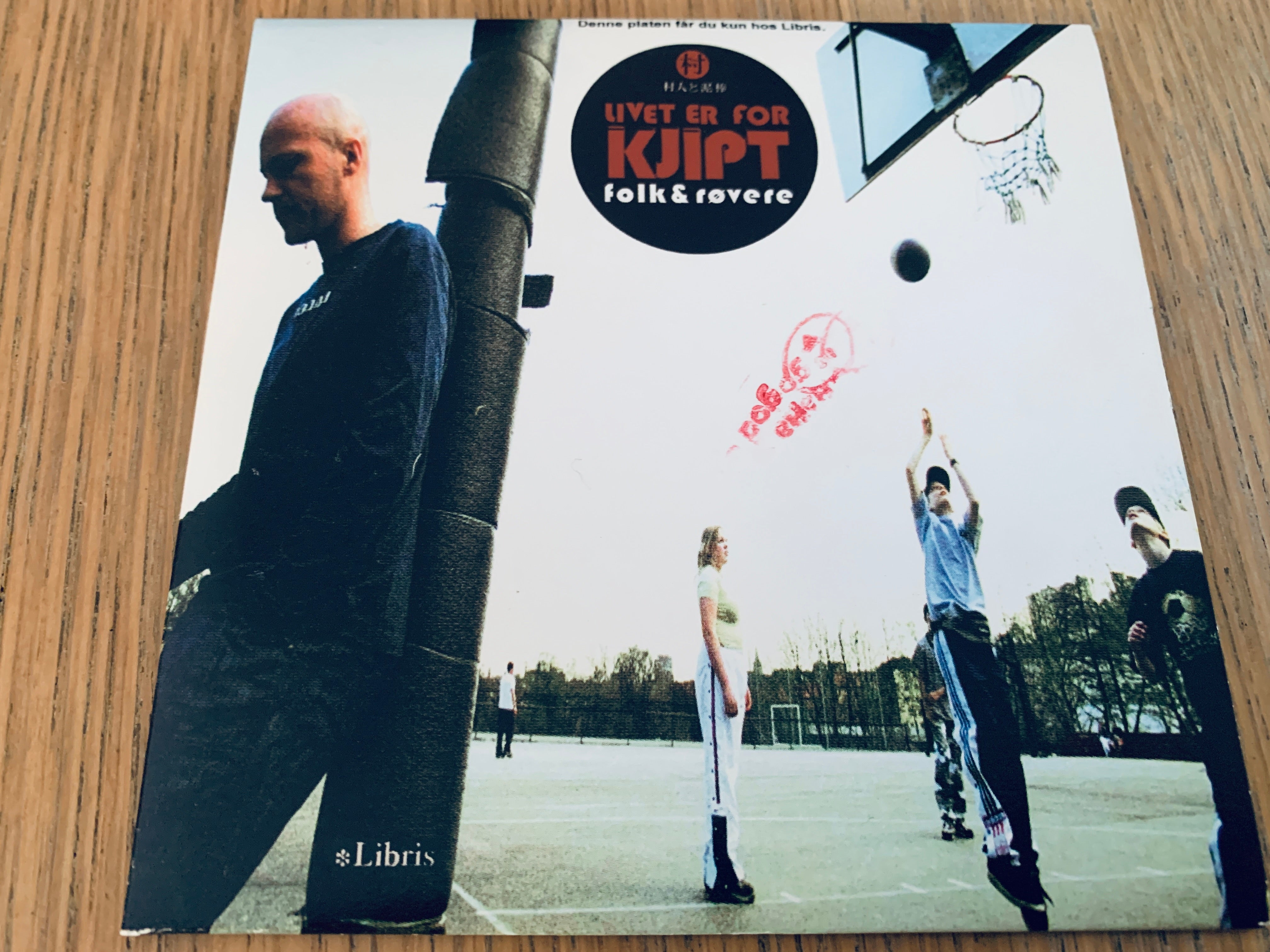 Folk & Røvere. Livet er for kjipt. 2005. Musikk-CD.