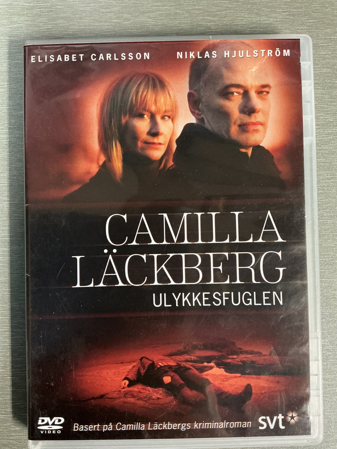 Camilla Läckberg: Ulykkesfuglen (2009). DVD.