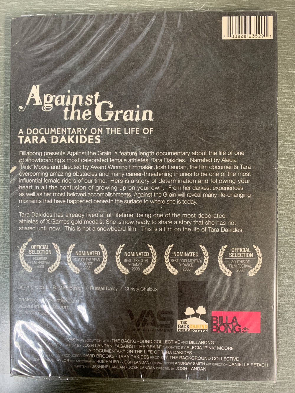 Against the Grain: A Documentary on the Life of Tara Dakides (2008). DVD. Ny i plast!