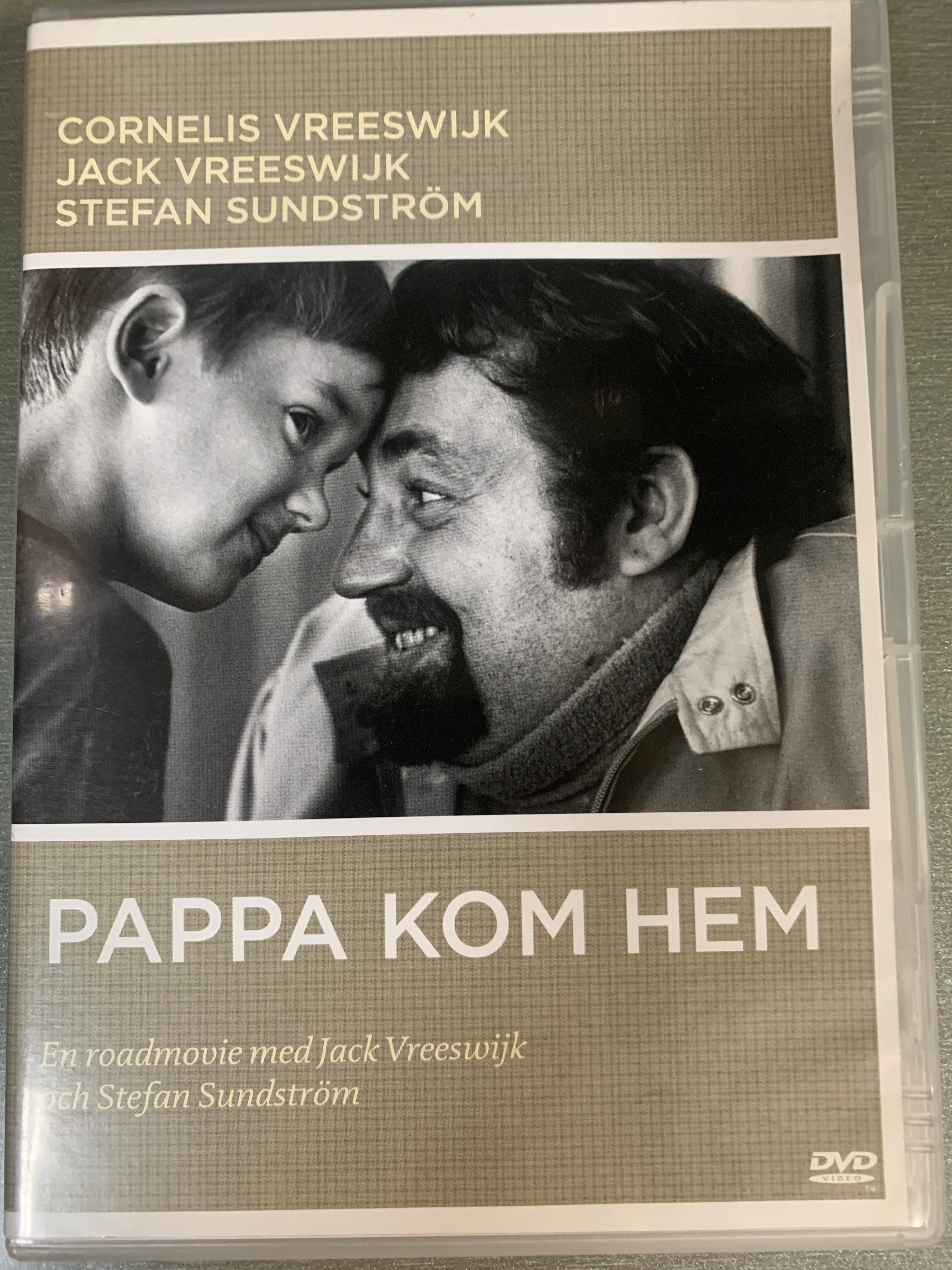 Pappa kom hem. 2002. DVD.
