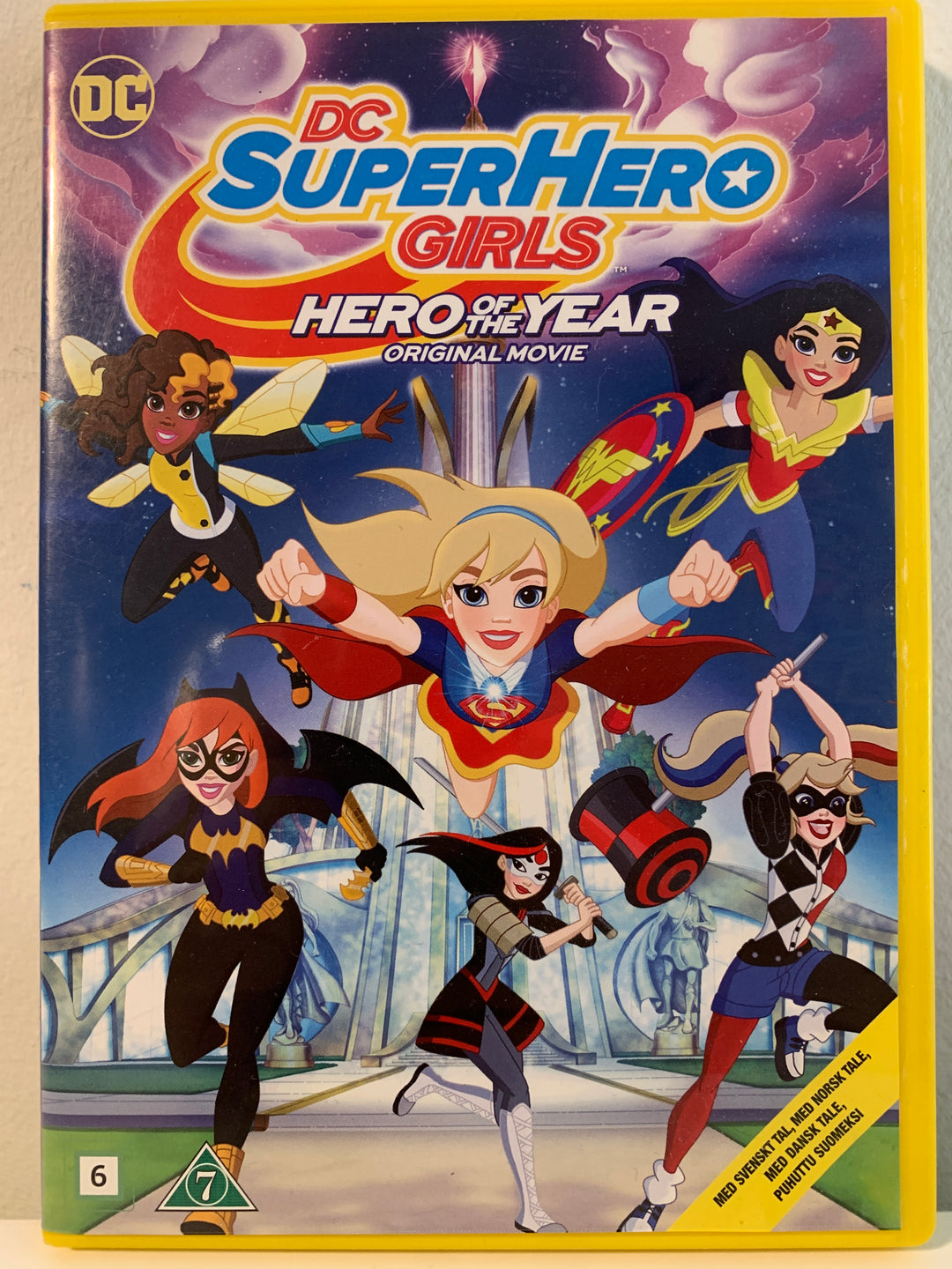 DC Super Hero Girls: Hero of the Year. DVD.