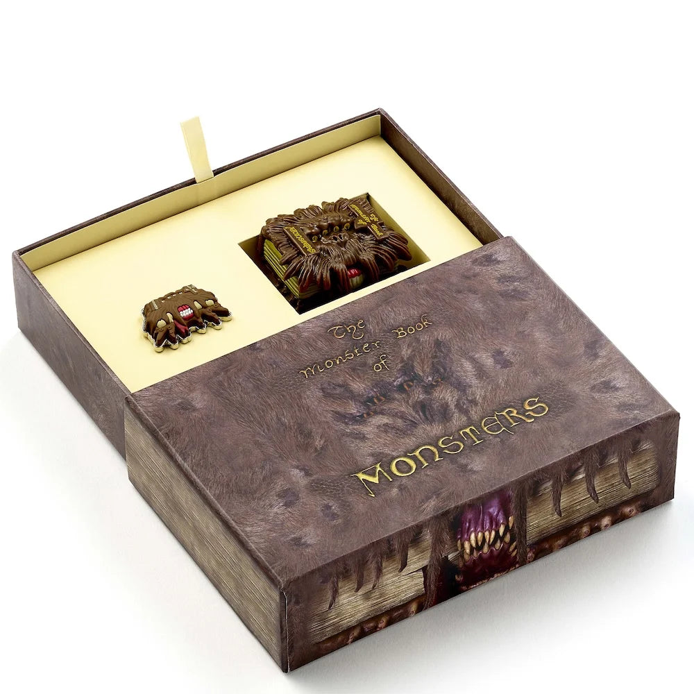HARRY POTTER - Gift Set Monster Book - Keychain & Pin Badge