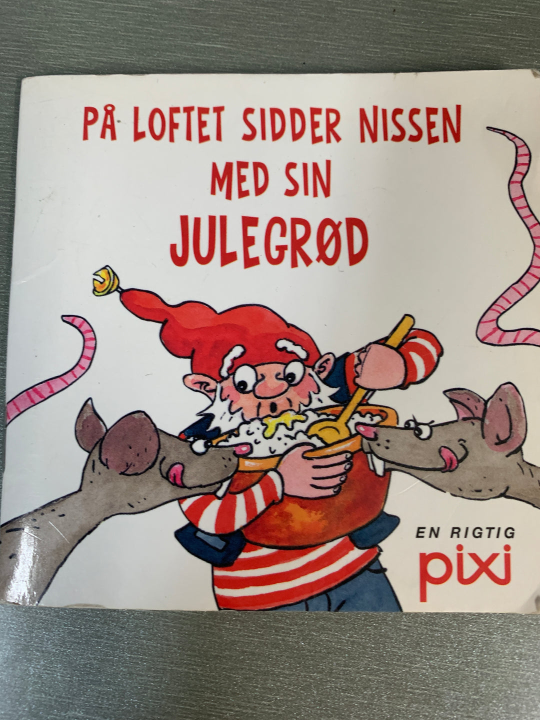 På loftet sidder nissen med sin julegrød