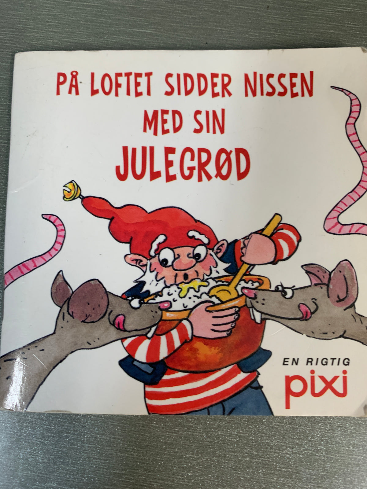 På loftet sidder nissen med sin julegrød