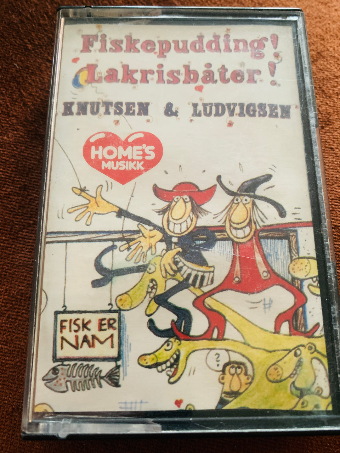 Knutsen & Ludvigsen – Fiskepudding! Lakrisbåter!. Kassett.