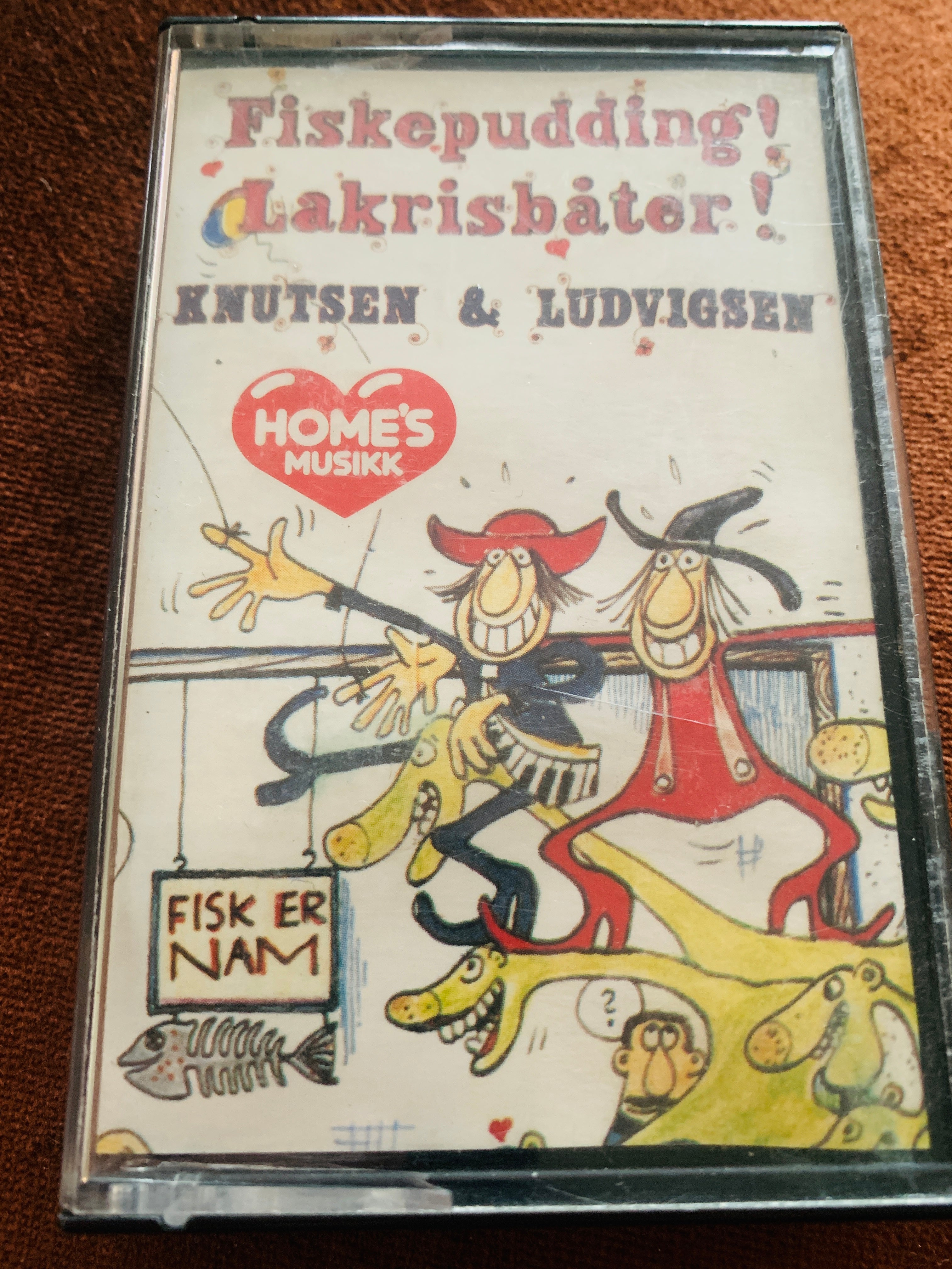 Knutsen & Ludvigsen – Fiskepudding! Lakrisbåter!. Kassett.