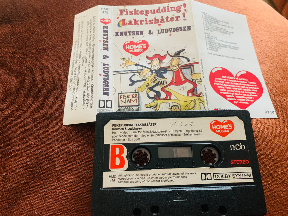 Knutsen & Ludvigsen – Fiskepudding! Lakrisbåter!. Kassett.