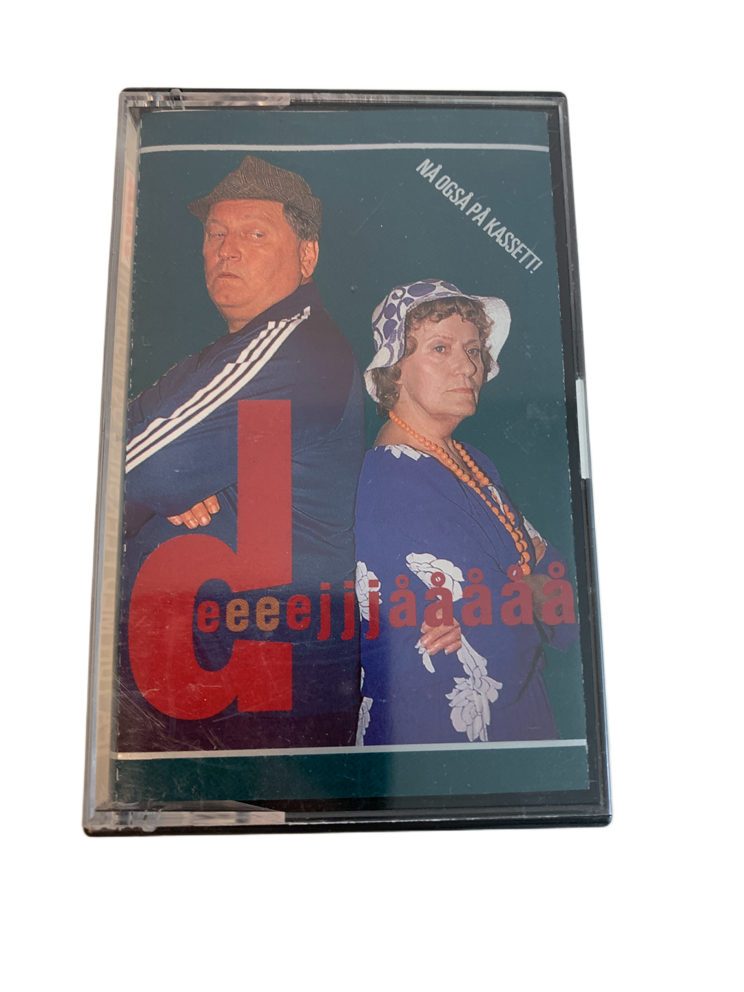 Deeeeejååå – Nå også på kassett. Kassett.