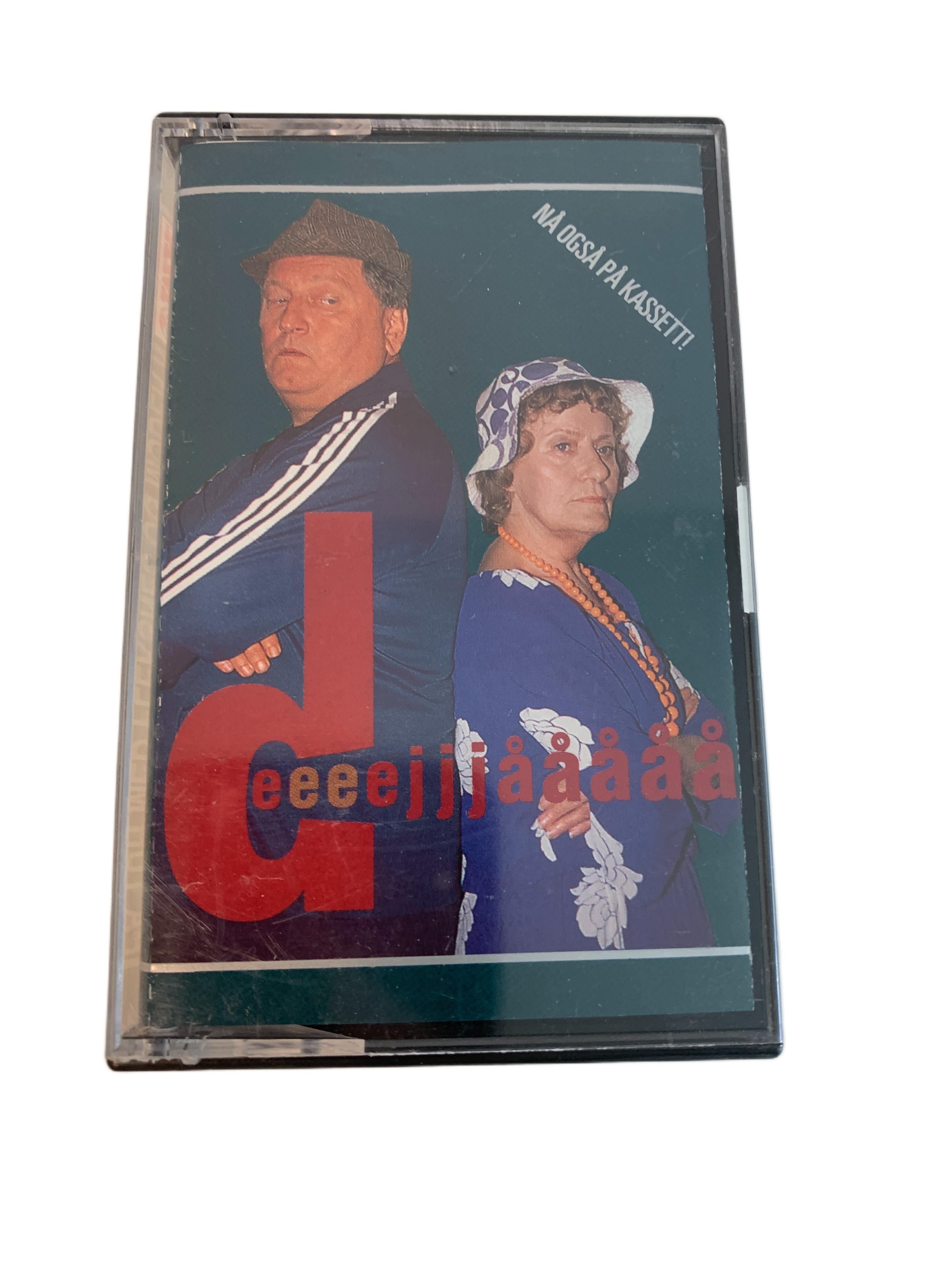 Deeeeejååå – Nå også på kassett. Kassett.