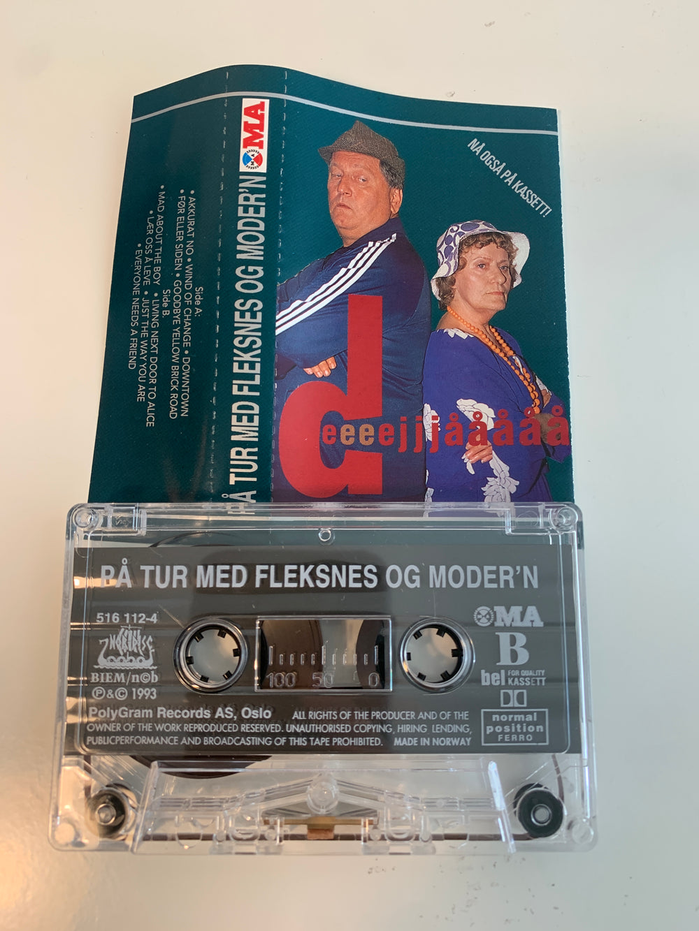 Deeeeejååå – Nå også på kassett. Kassett.