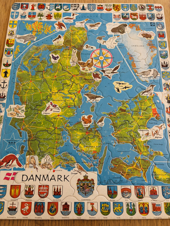 Danmark-kart med byvåpen. Puslespill.
