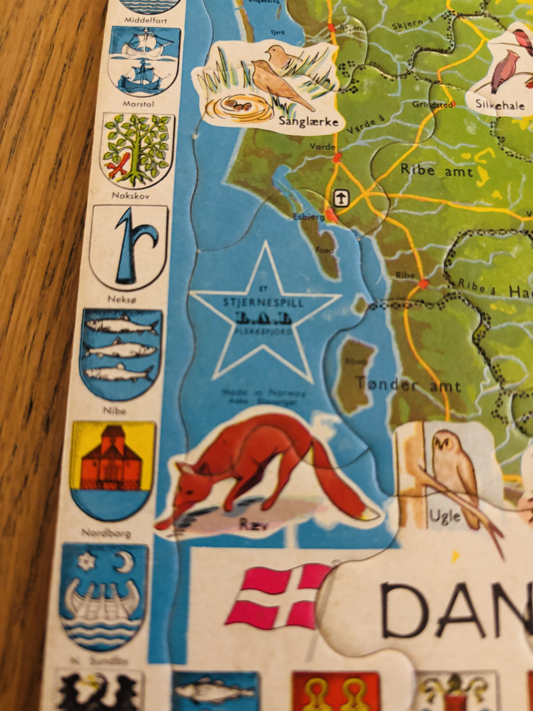 Danmark-kart med byvåpen. Puslespill.