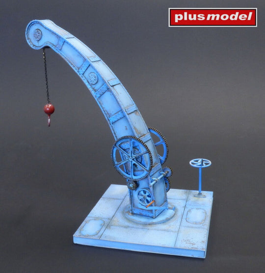 Hand operated port crane