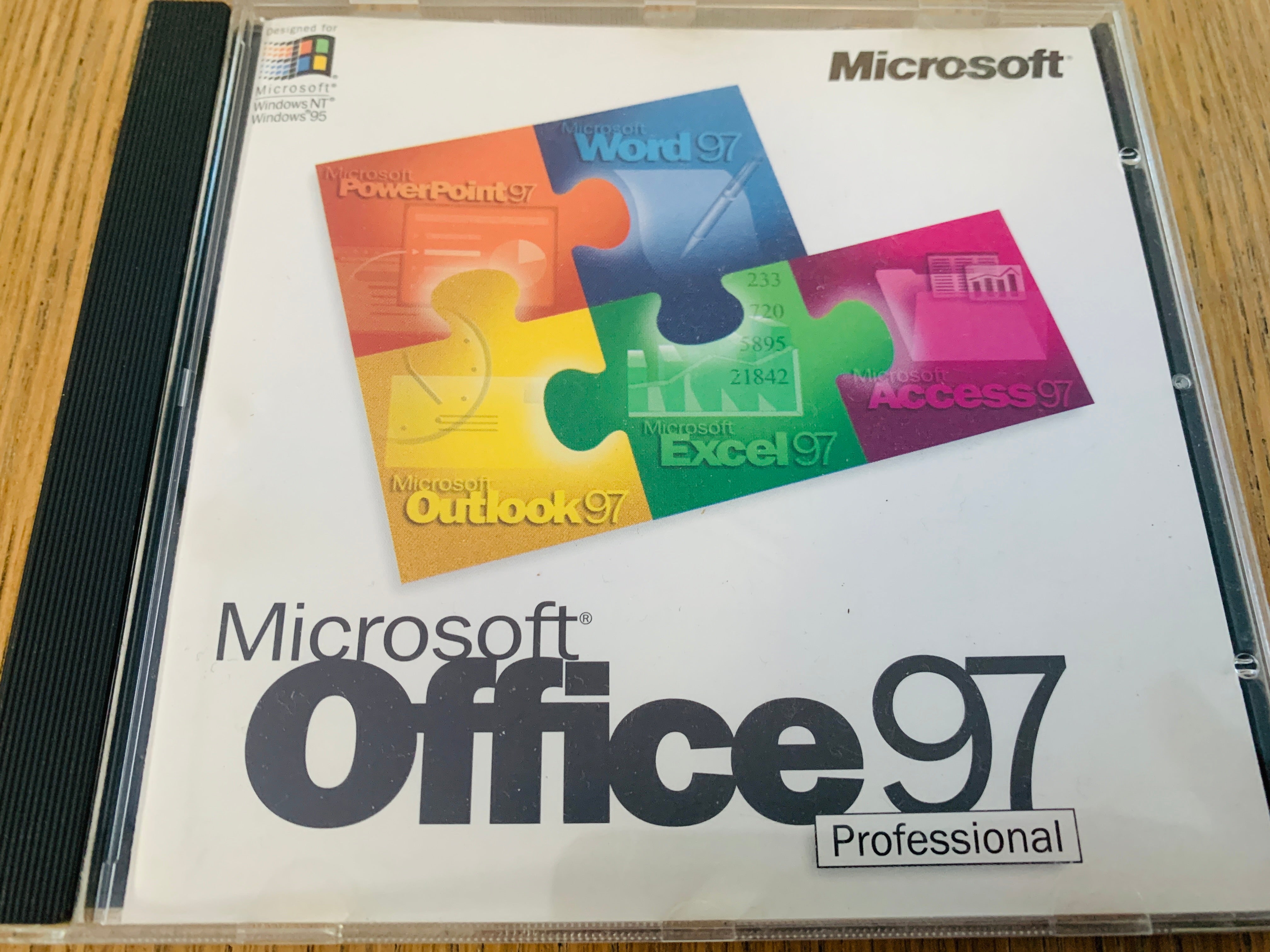 Microsoft Office 97 Professional. PC-spill.