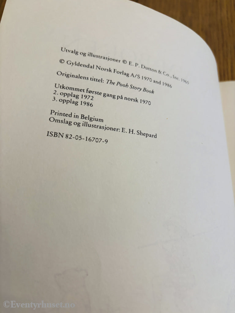 A. A. Milne. Den store Ole Brumm-boken. Bok.