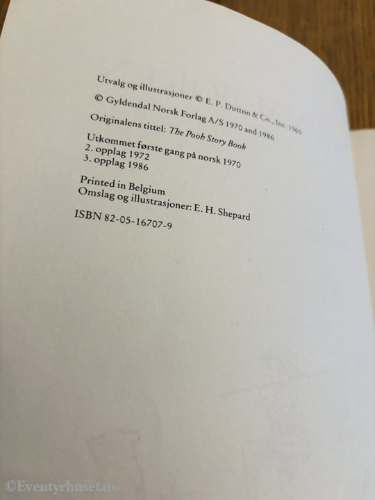 A. A. Milne. Den store Ole Brumm-boken. Bok.