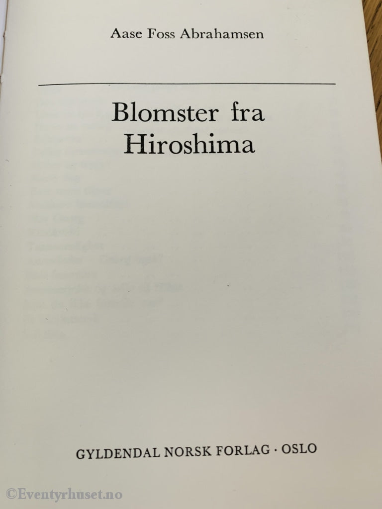 Aase Foss Abrahamsen. 1972. Blomster Fra Hiroshima. Fortelling