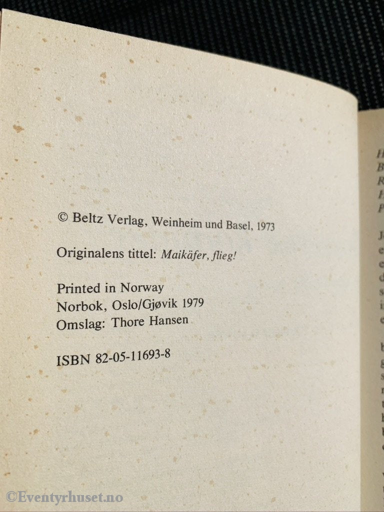 Alle Vi - Bøkene: Christine Nöstlinger. 1973/79. Russerne Kommer. Fortelling
