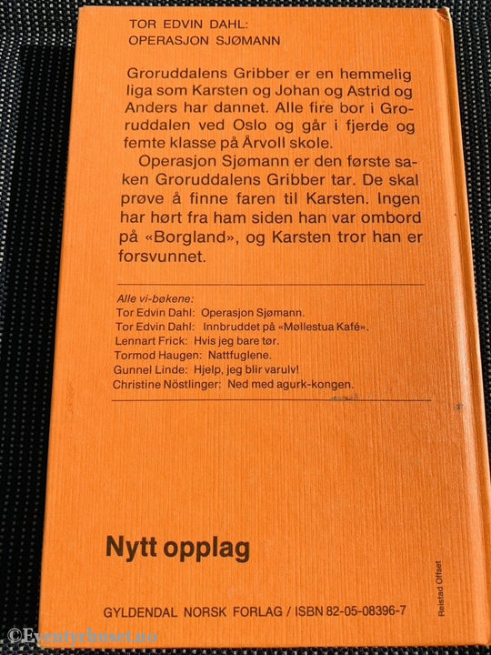 Alle Vi - Bøkene: Tor Edvin Dahl. 1975. Operasjon Sjømann. Fortelling