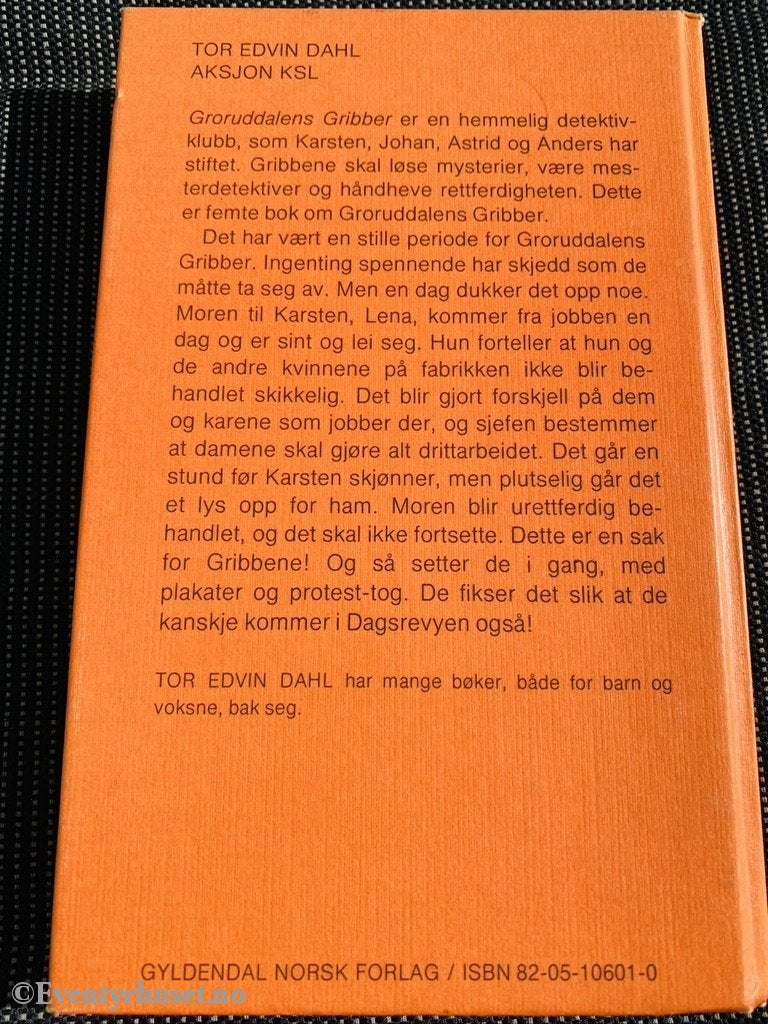 Alle Vi - Bøkene: Tor Edvin Dahl. 1977. Aksjon Ksl. Fortelling
