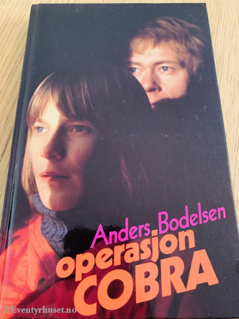 Anders Bodelsen. 1983. Operasjon Cobra. Fortelling
