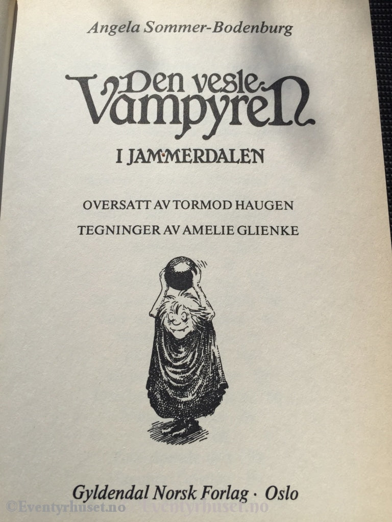 Angela Sommer-Bodenburg. 1991 (1988). Den Vesle Vampyren. I Jammerdalen. Fortelling
