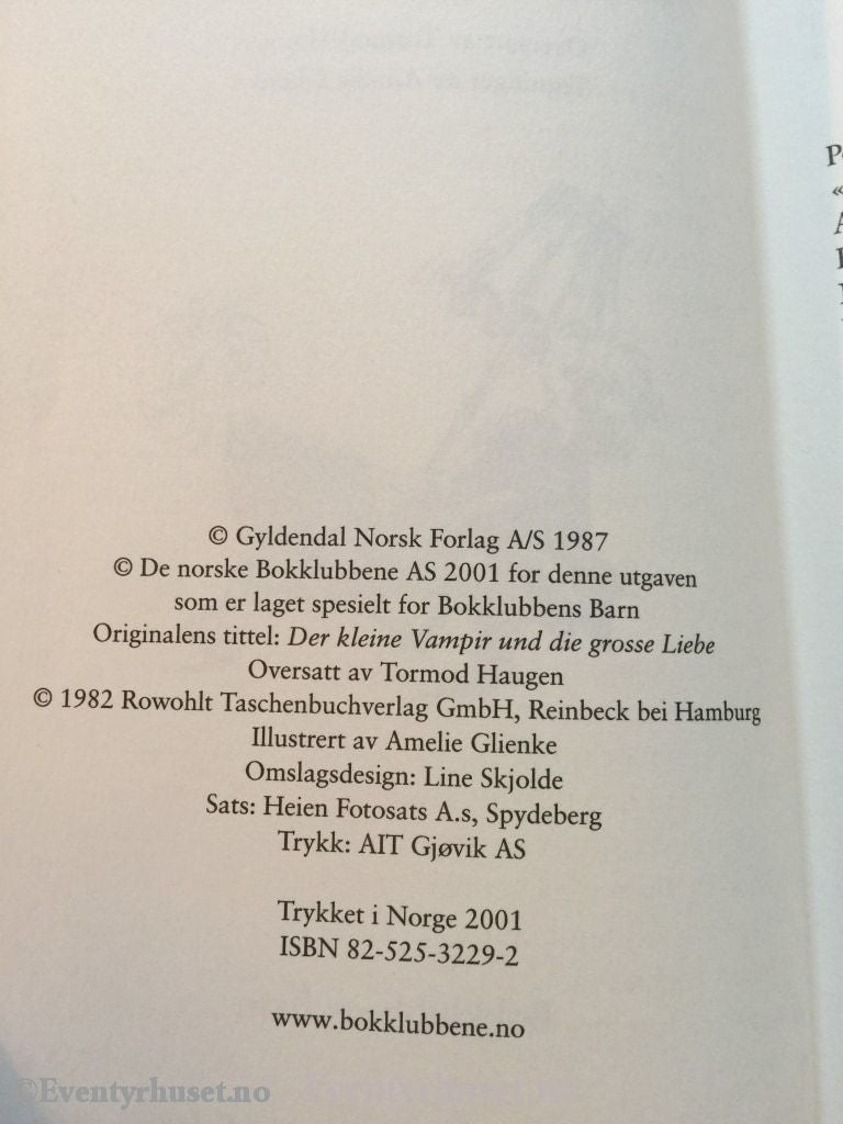 Angela Sommer-Bodenburg. 2001 (1987). Den Vesle Vampyren Og Den Store Kjærligheten. Fortelling