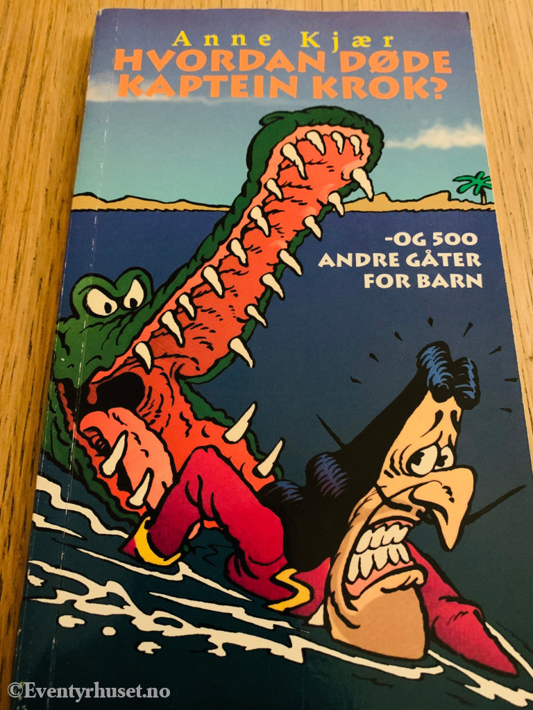 Anne Kjær. 2001. Hvordan døde Kaptein Krok? – og 500 andre gåter for barn. Bok.