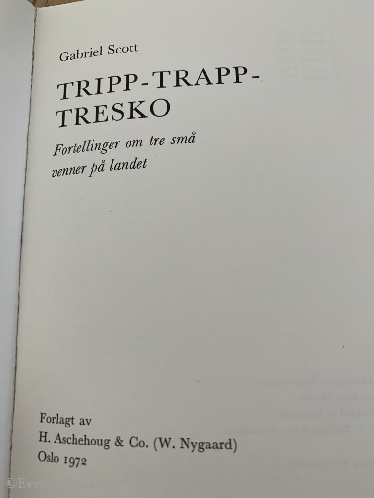 Aschehougs Gullkantede: Gabriel Scott. 1972. Tripp Trapp Tresko. Fortelling