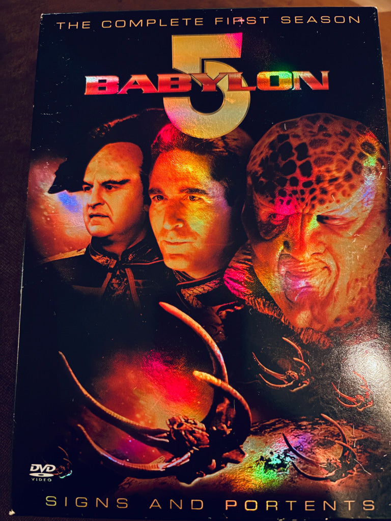 Babylon 5 The Complete First Season Signs and Portents. DVD samleboks.