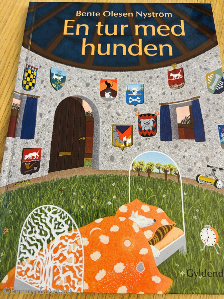 Bente Olesen Nyström. En tur med hunden. Bok.