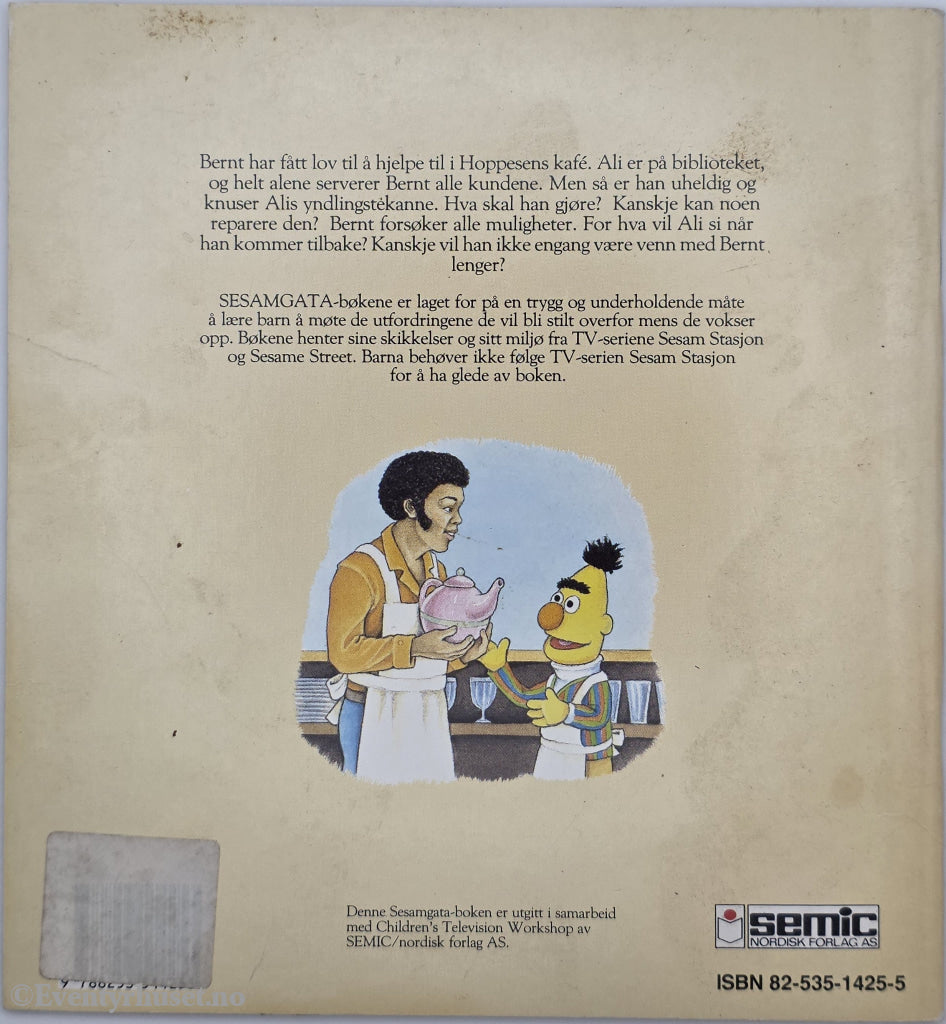 Bernt knuser en tekanne. Hefte.