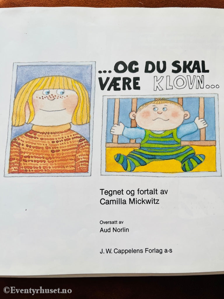 Camilla Mickwitz. 1985. ...Og Du Skal Være Klovn. Fortelling