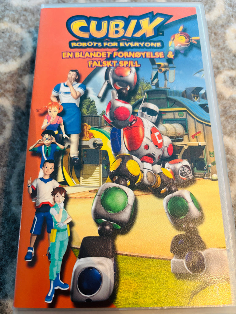 Cubix. En blandet fornøyelse og Falskt spill. 2001. VHS. VHS