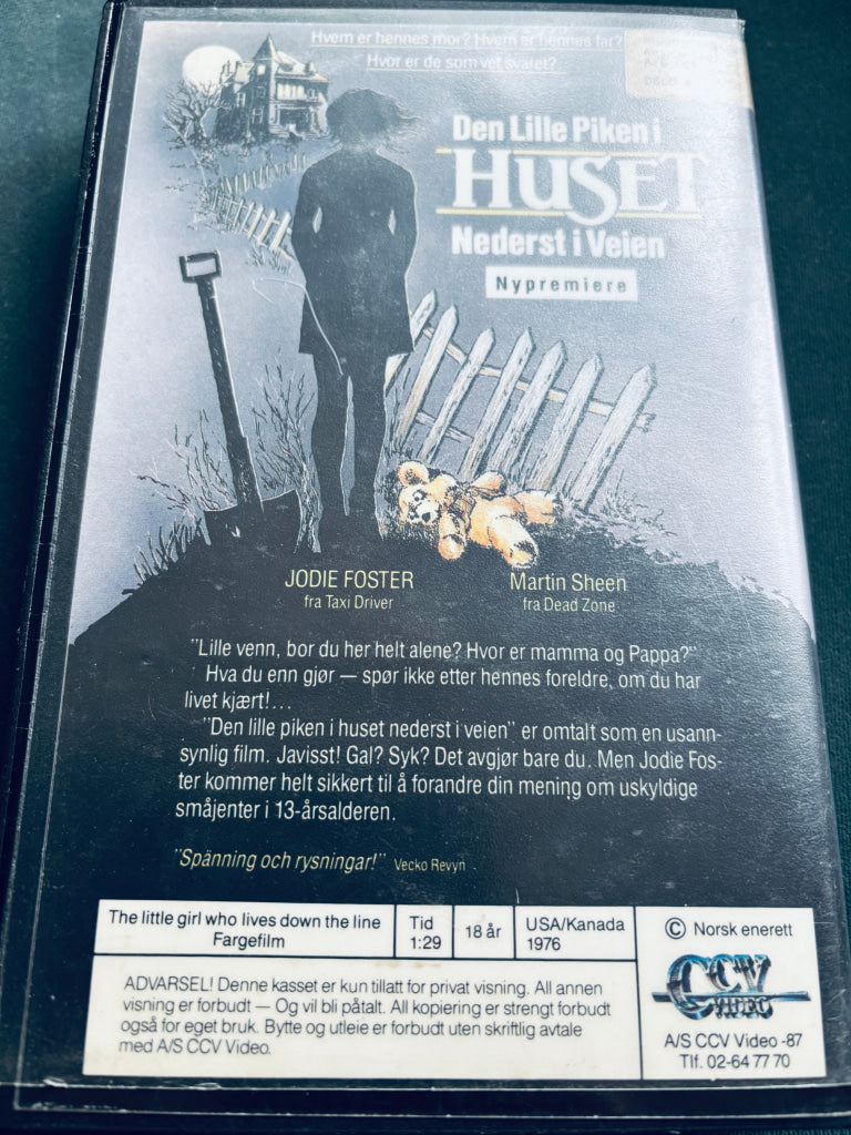 Den lille piken i huset nederst i veien. 1976. VHS Big Box. VHS Big Box