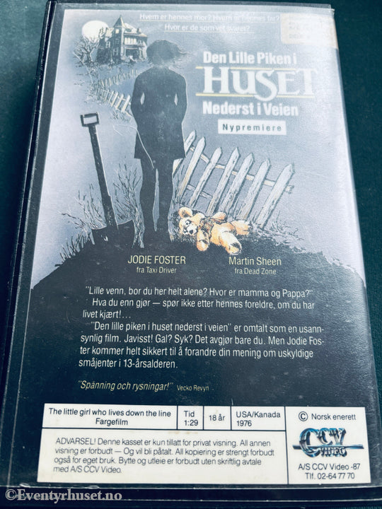 Den lille piken i huset nederst i veien. 1976. VHS Big Box. VHS Big Box