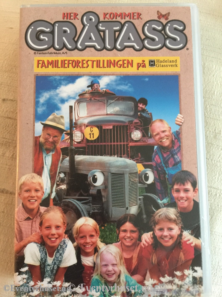 Her Kommer Gråtass. Familieforestillingen På Hadeland Glassverk. 2001. Vhs. Vhs