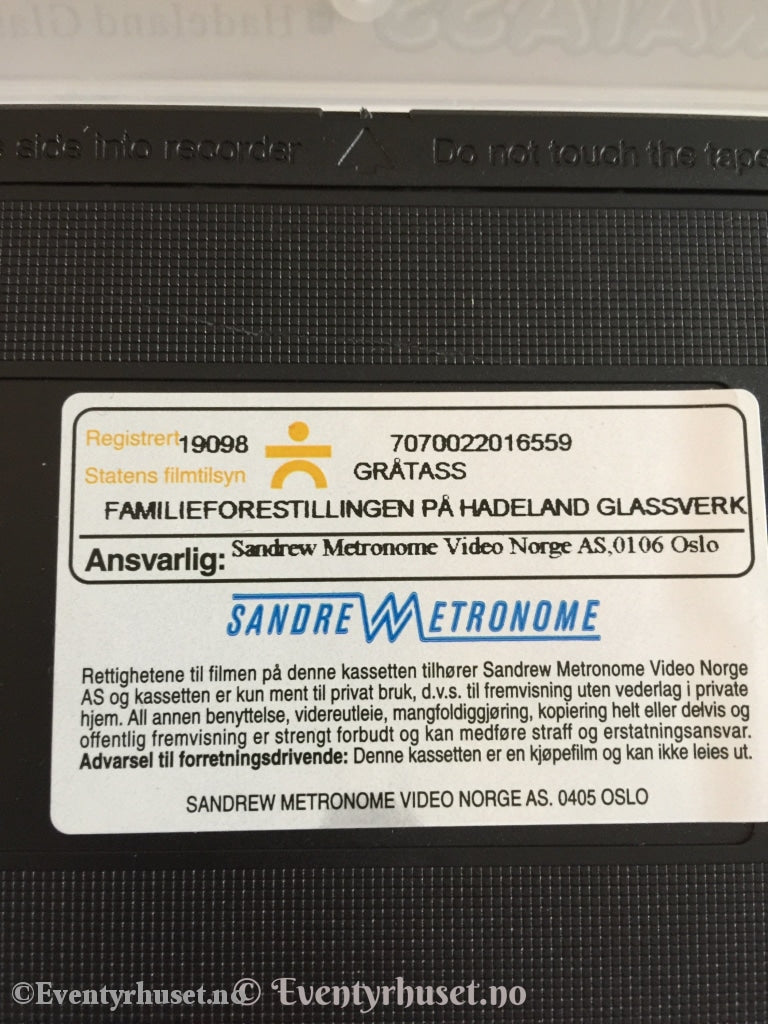 Her Kommer Gråtass. Familieforestillingen På Hadeland Glassverk. 2001. Vhs. Vhs