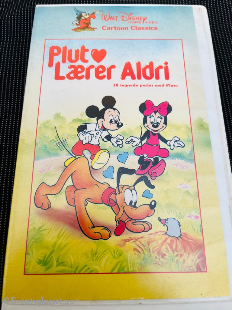 Disney Vhs Big Box. Pluto Lærer Aldri.