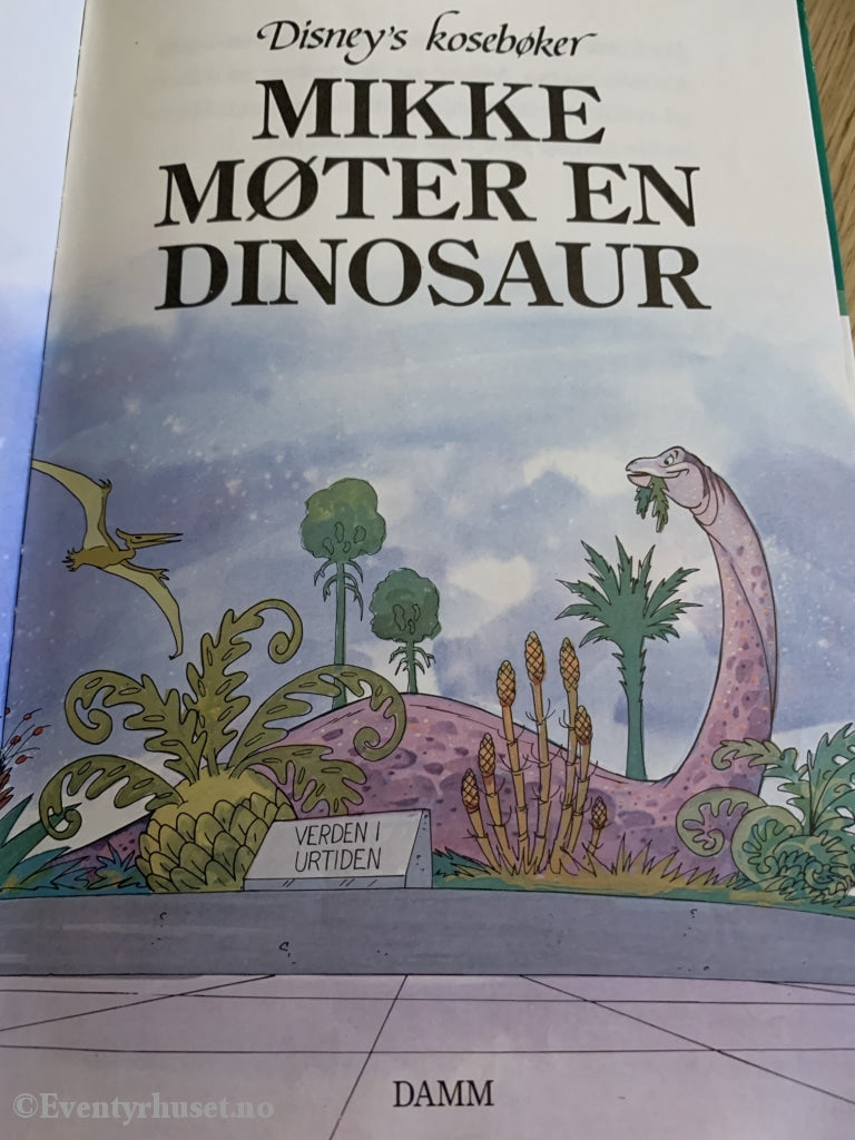 Disneys Kosebøker: Mikke Møter En Dinosaur. Fortelling