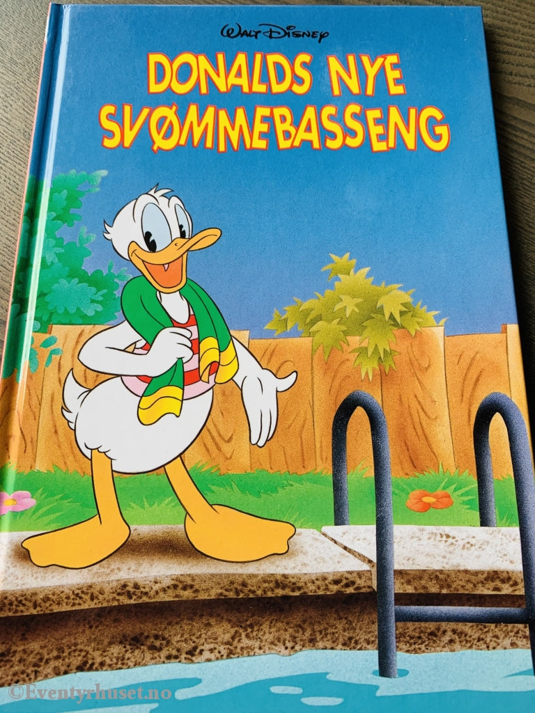 Donald Ducks Bokklubb. 2003. Donalds Nye Svømmebasseng. Fortelling