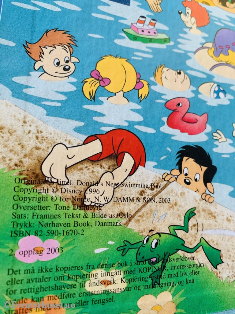 Donald Ducks Bokklubb. 2003. Donalds Nye Svømmebasseng. Fortelling
