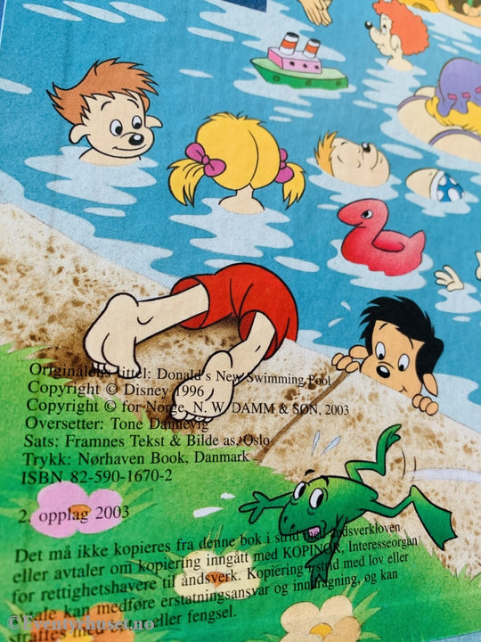 Donald Ducks Bokklubb. 2003. Donalds Nye Svømmebasseng. Fortelling