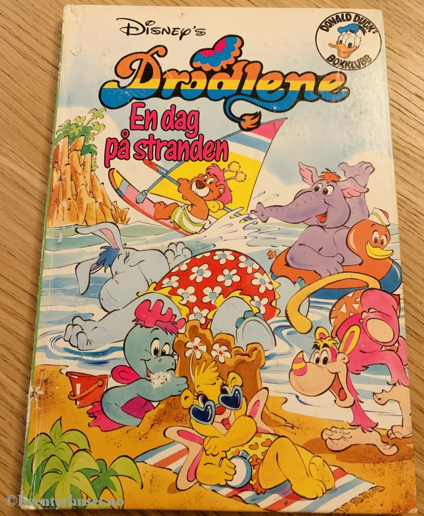 Donald Ducks Bokklubb. Drodlene - En Dag På Stranden. 1990. Walt Disney. Fortelling