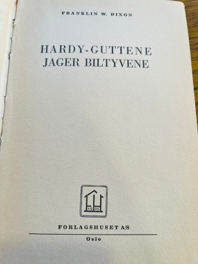 Franklin W. Dixon. 1959. Hardy-guttene jager biltyvene. Bok.