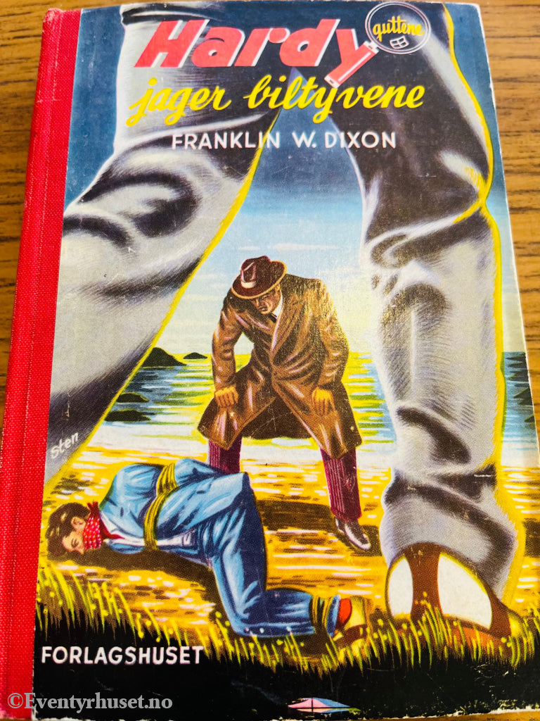 Franklin W. Dixon. 1959. Hardy-guttene jager biltyvene. Bok.