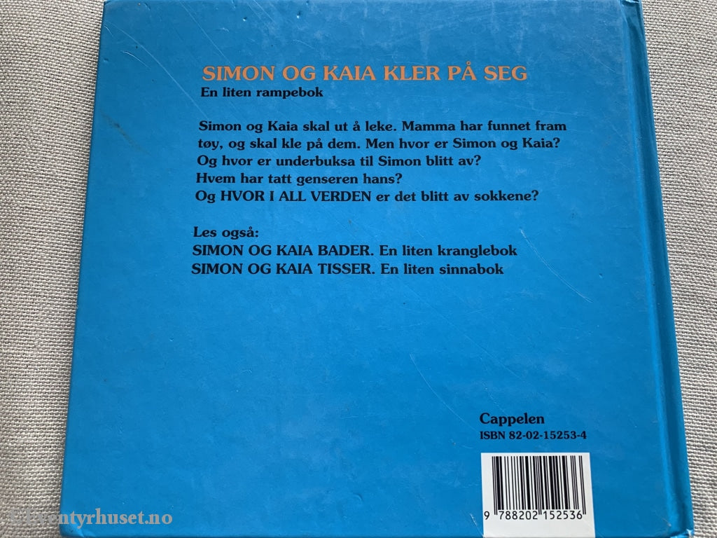 Gro Dahle & Eldbjørg Ribe. 1995. Simon Og Kaia Kler På Seg. En Rampebok. Fortelling