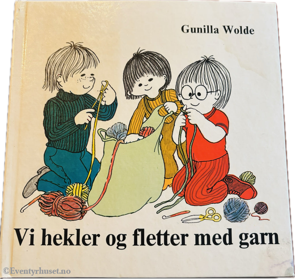 Gunilla Wolde. 1975. Vi hekler og fletter med garn.