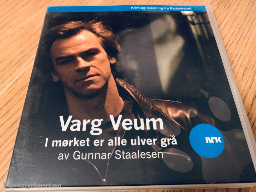 Gunnar Staalesen. Varg Veum. I mørket er alle ulver grå (NRK). Lydbok på 2 CD.