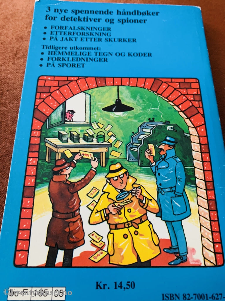 Håndbok For Detektiver Og Spioner: Forfalskninger. 1980. Pocketbok